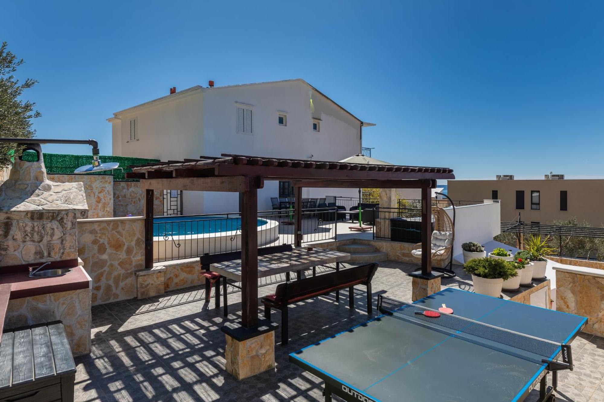 Family Friendly With A Swimming Pool - 22975 Makarská