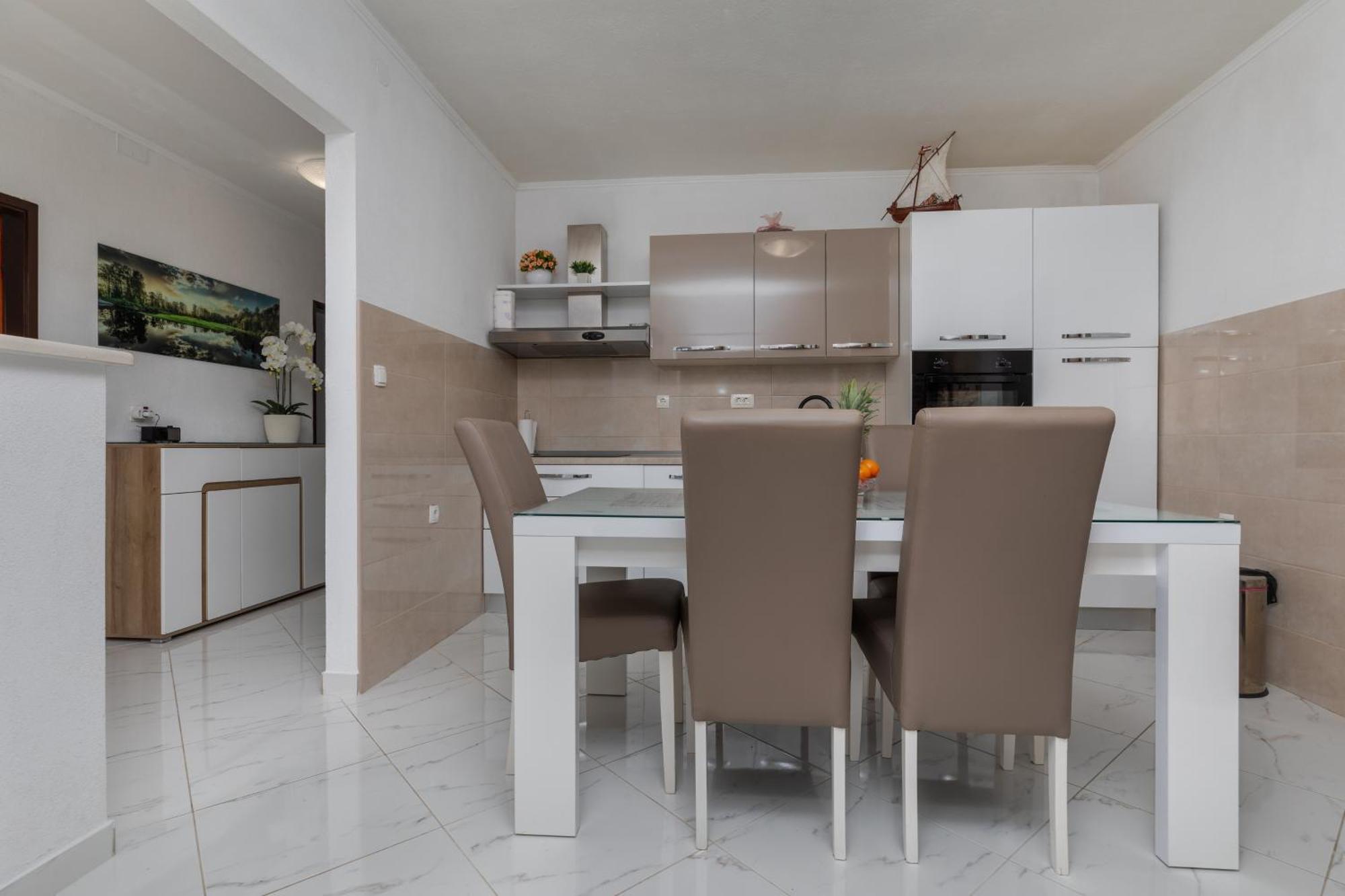 Family Friendly With A Swimming Pool - 22975 Apartmán Makarská