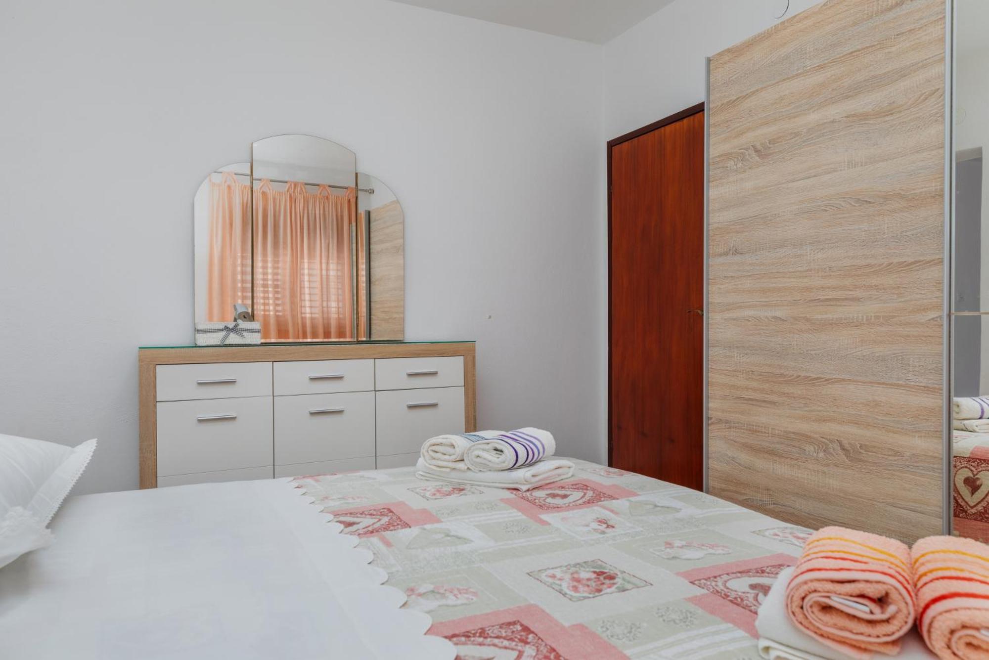 Family Friendly With A Swimming Pool - 22975 Makarská