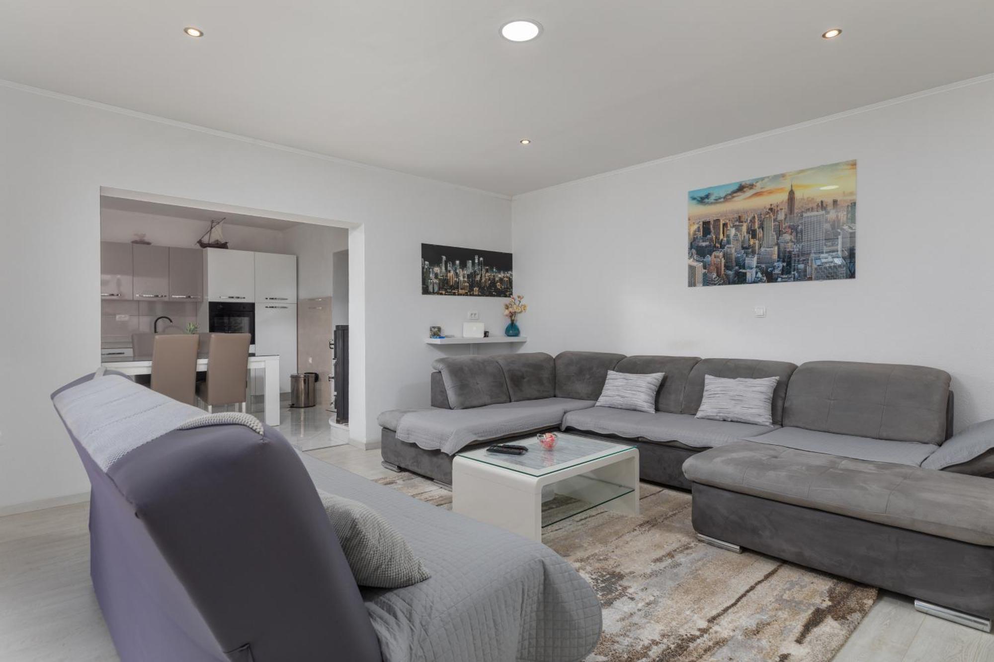 Family Friendly With A Swimming Pool - 22975