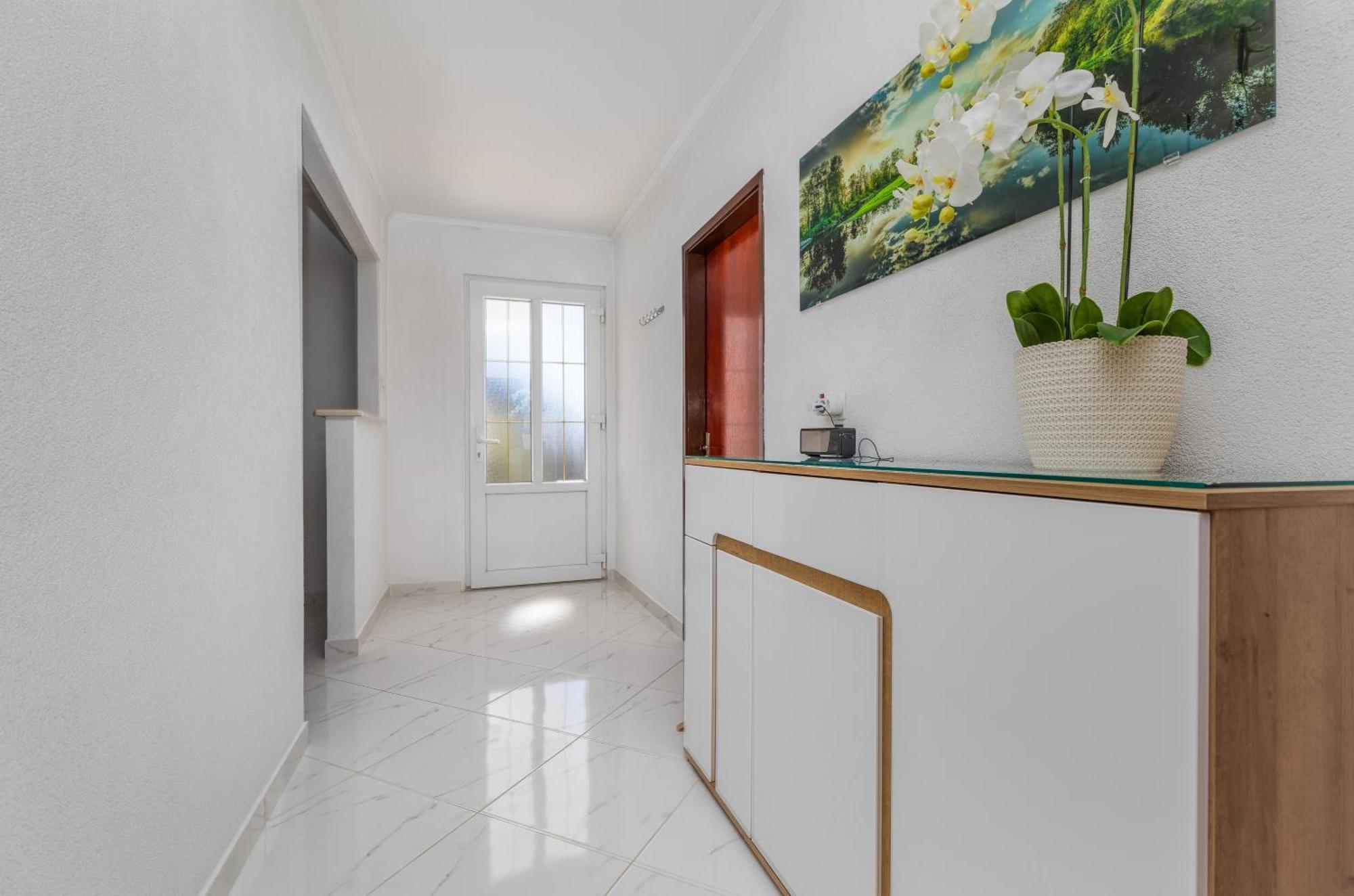 Family Friendly With A Swimming Pool - 22975 *