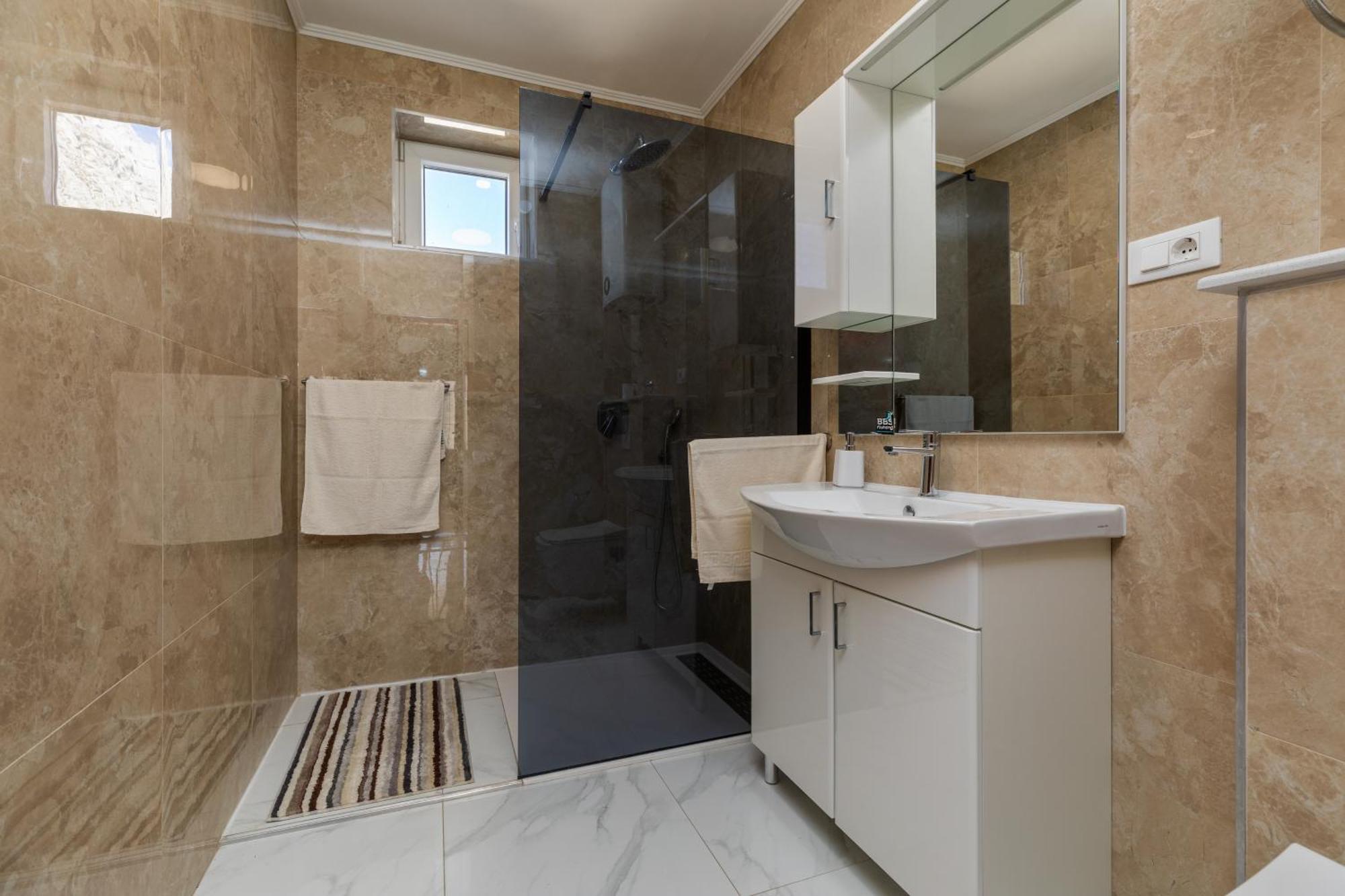 Family Friendly With A Swimming Pool - 22975 * Makarská