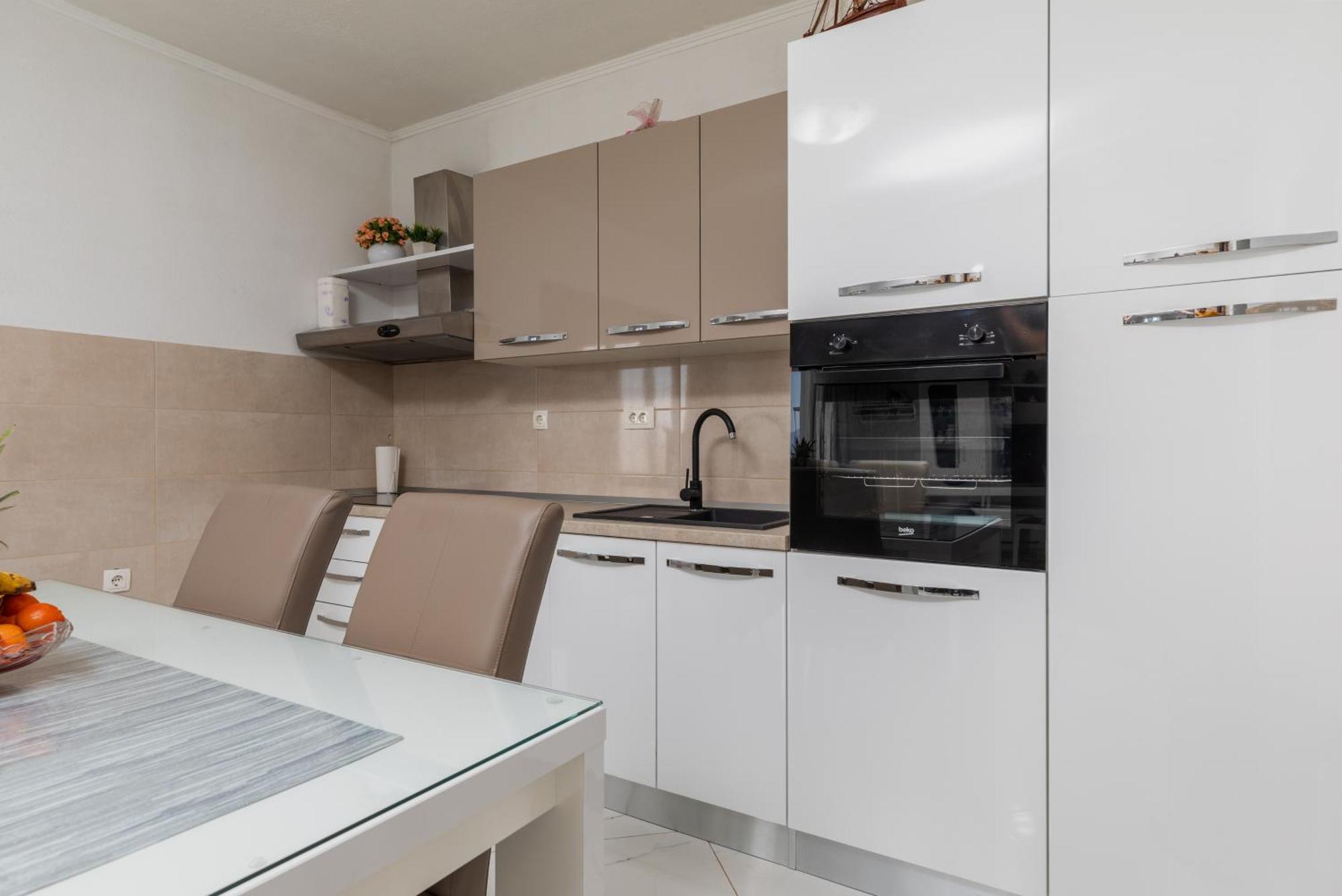 Family Friendly With A Swimming Pool - 22975 Apartmán Makarská