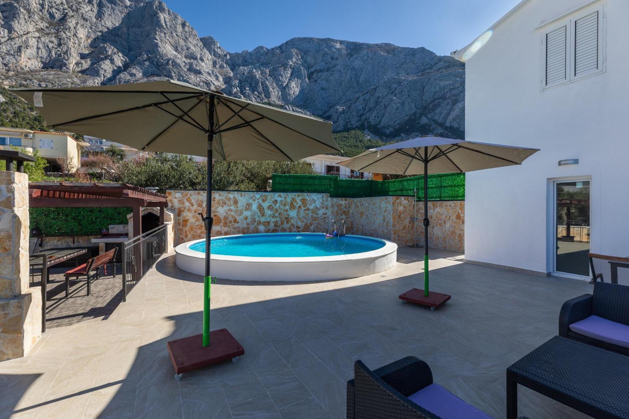 Family Friendly With A Swimming Pool - 22975