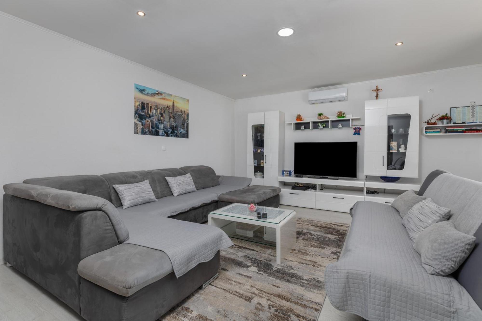 Family Friendly With A Swimming Pool - 22975 * Makarská